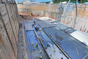  Die Decke des ersten Tunnelsegments wird bei Nacht gegossen 