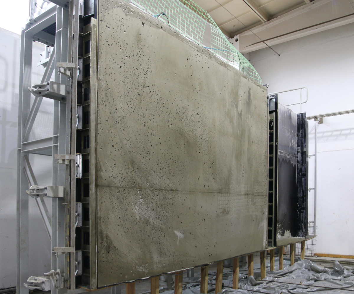 Upright production of a foam concrete wall in storey height