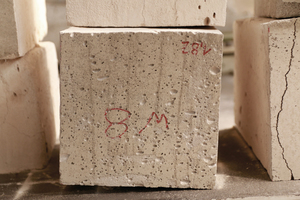  Figure 2 (right): The test cubes cut out of the completed wall were used for determining the density and the compressive strength. The test cubes and the background of the diagram on the left provide information on the surface quality of the material. 