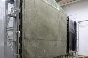  Figure 1 (left): View into the open battery mould with the hardened foamed-concrete wall  