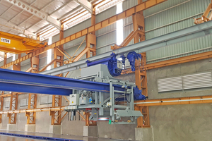  Half-gantry concrete spreader with bucket conveyor during concrete feed 