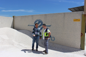  CEO José Manuel Hens Becerra (links) bringt sich aktiv in die Produktion ein, wie hier beim Check der Gesteinskörnungen … 