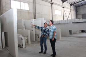  CEO José Manuel Hens Becerra (left) shows freshly produced precast concrete elements to BFT editor-in-chief Silvio Schade 