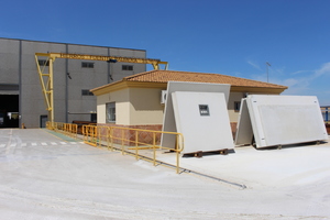  The assembly hall of the metalworking division is located in the rear area; various architectural concrete sample elements can be seen on the right in the picture 