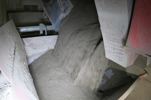  The new SikaPaver HC-218 filling and compaction aid for manufacturing high-quality building materials reduces the stickiness of semi-dry concretes with increased water-cement ratios 