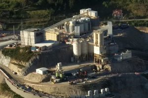  Mit der Anlage von Alquezar wird seit 2017 Beton für den Staudamm in Daivões gefertigt 