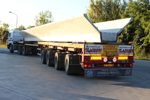  Mittels firmeneigener Schwertransporter werden diese bis zu 32 m langen Betonfertigteile zum Kunden ausgeliefert 