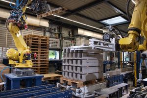  Two 6-axis robots share the palletizing job 