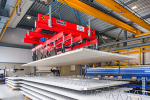  As soon as the floor slabs are completely hardened, a Smart Lift lifting traverse takes them for loading and delivery 