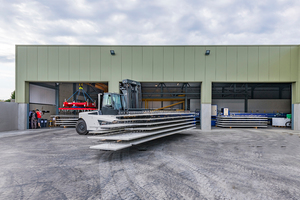  Unloading of the floor slabs on the construction site 