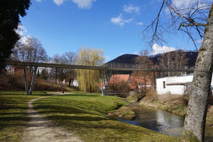  Textile-reinforced concrete enabled the pedestrian bridge to be given an exceptionally slender design. It has performed its function superbly for ten years and will continue to do so in the future. 