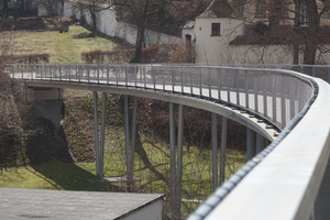  Die Brücke aus Glasfaserbeton hat in den letzten zehn Jahren seit ihrem Bau nichts an Eleganz, Ästhetik und Funktionalität eingebüßt 