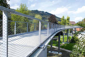  Das Bild zeigt die Brücke kurz nach ihrer Fertigstellung von oben …  