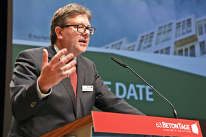  Dr. Ulrich Lotz, Geschäftsführer FBF Betondienst, moderiert die BetonTage in Neu-Ulm 