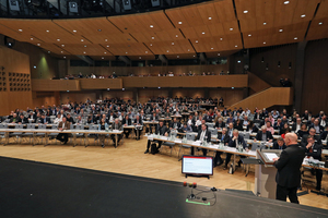  <div class="bildtext_en">Seats are usually scarce even in the largest auditorium</div> 