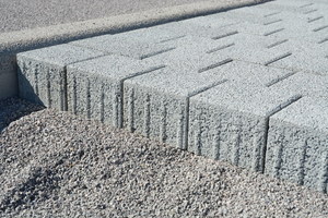  Hard-stone chips without lime content of 2/5 mm particle size were used for the bedding 