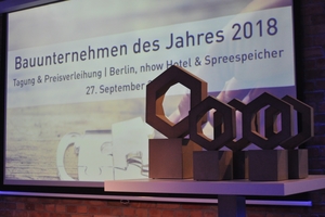  … ebenso wie diese Preisskulpturen für den „Bauunternehmer des Jahres 2018“  