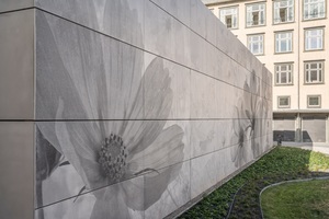  Das Blumenmotiv wurde mittels Fotobeton-Technik in der Betonfassade verewigt  