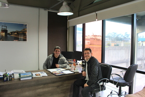  Direktor Jones Zaniratti de Oliveira (links) begrüßt BFT-Chefredakteur Silvio Schade in Cachoeirinha/RS 
