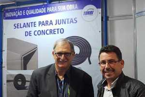  <div class="bildtext_en">BFT Editor-in-Chief Silvio Schade (right) talked to many visitors to personally gain information; here with CEO Nabor Torri of Torri Engenharia/Novo Hamburgo</div> 