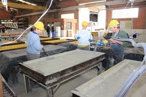  <div class="bildtext_en">Concreting takes place as far as possible manually with a spray gun … </div> 