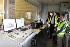  Dr. Johannes Schrenk, Technischer Leiter bei Jasto (rechts), u. a. mit Rainer Kress (Geschäftsführer OGS/Mitte) im Betonwerk 