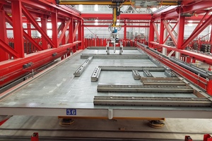  Auf zwei parallel angeordneten Smart Set Roboterlinien werden abhängig vom Wand- oder Deckentyp CAD/CAM-gesteuert die 70 bis 200 mm hohen Abschalprofile positioniert 