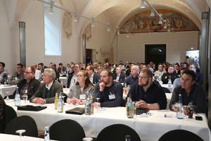  Aufmerksam folgten ca. 130 Teilnehmer den spannenden Vorträgen im Kloster Bronnbach 