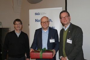  SLG-Geschäftsführer Dietmar Ulonska (links) und SLG-Vorsitzender Florian Klostermann (rechts) dankten Moderator Hartmut Schramm für sein ehrenamtliches Engagement  