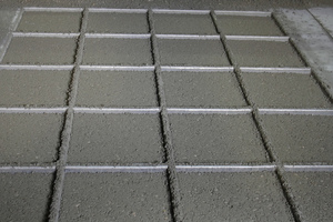  SikaPaver HC-218 supports a uniform filling of paving block molds 