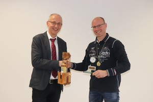  <div class="bildtext">Andreas Würfel (rechts) erhielt als Prüfungsbester mit der Note „Sehr gut“ von AWZ Bau-Geschäftsführer Horst Grübener Glückwünsche </div> 