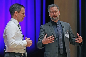  Dr. Dominik von Achten (l.), Vorstandsvorsitzender der HeidelbergCement AG, und Prof. Anders Levermann vom Potsdam-Institut für Klimafolgenforschung, im Dialog  