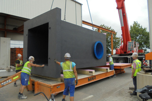  Vorbereitungen für den Transport des schwarzen Wasserzulaufs vom Berding Betonwerk in Steinfeld nach Rotterdam 