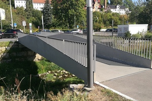  Eine Weltpremiere: 2015 errichtete Fußgängerbrücke aus Carbonbeton in Albstadt, deren Eigengewicht nur knapp die Hälfte einer vergleichbaren Konstruktion aus Stahl beträgt und vorgefertigt wurde 