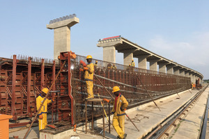  Laying of the 30 m long reinforced concrete girder in the first eight fields of the northern foreland bridge 