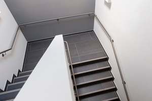  Die Betonfertigteil-Treppe im Erweiterungsbau wickelt sich ein- bzw. zweiläufig um eine Wand im Treppenauge 