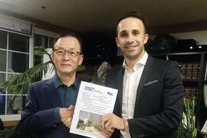  Han JuSik, Vorsitzender von Jisan Co. Ltd. (links) und Falchetti Gabriele Verkaufsdirektor von MCT Italy S.r.l., South Korea (rechts) 