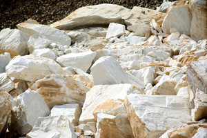  Nach Abtransport durch Muldenkipper gelangen die hunderte Kilogramm schweren Felsblöcke in die Aufbereitungsanlage 