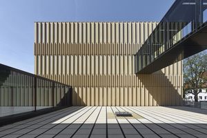  Bei dem großen fensterlosen Gebäude mussten die Planer besonders großes Augenmerk auf die Gestaltung der Fassade legen 