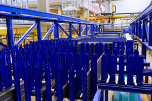  <div class="bildtext_en">The Smart Set shuttering robot also provides for intermediate storage of the shuttering profiles in the storage racks after the cleaning process</div> 
