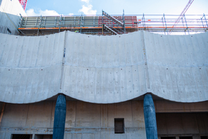  Der Beton der seitlichen Fassaden ist wellenförmig gestaltet 