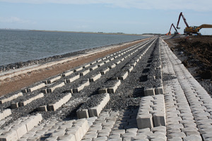  <div class="bildtext_en">At present, the 32-km-long enclosure dam between Wadden Sea and Ijsselmeer is being refurbished by means of concrete blocks made by Holcim Coastal</div> 