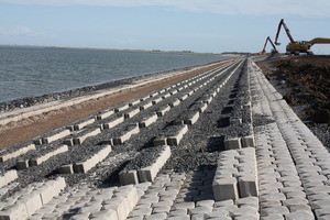  Momentan wird der 32 km lange Abschlussdeich zwischen Wattenmeer und Ijsselmeer mit Betonblöcken von Holcim Coastal renoviert 