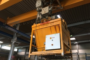  The concrete distributors (photo) and tilting tables show the company logo of Avermann 