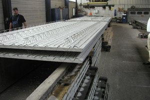  Precast floor slab with a mechanically roughened surface 