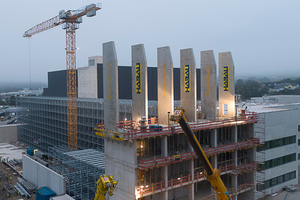  Montage von speziellen Betonfertigteilen auf der Baustelle 