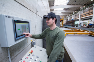  The large touchscreen in the middle of production visualizes pallet circulation and curing chamber charging 