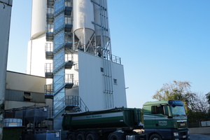  Trinity: The tower silo supplied by Thorwesten and the mixing and weighing system of Eirich are provided with aggregates for the concrete production via the dosing conveyor and steep incline conveyor of VHV-Anlagenbau 
