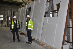  Plant manager Wolfgang Ehrenberg (BWE-Bau, right) converses with Lutz Pfleger (Avermann managing director); in the background, precast elements for the German Emigration Center 