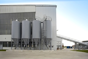  <div class="bildtext_en">The four powder bins, each with a capacity of 60 tons, with the associated screws and cement weighers</div> 